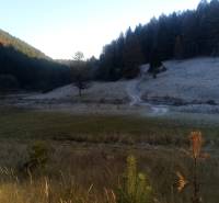 BRIEŠTIE- Hadviga lesný trávnatý pozemok 13 710 m2, vhodný na usadlosť - Zasnežená horská krajina s lesom a lúkou, ideálna pre poľnohospodárske a lesné pozemky.