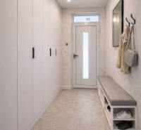 EXKLUZÍVNA SKOLAUDOVANÁ NOVOSTAVBA 4-IZB. RD Z KVALITNÝCH MATERIÁLOV - Chodba v rodinnom dome s vešiakom, lavicou a vstavanou skriňou.