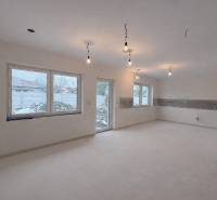 EXKLUZÍVNA SKOLAUDOVANÁ NOVOSTAVBA 4-IZB. RD Z KVALITNÝCH MATERIÁLOV - Interiér v Rodinnom dome so svetlou podlahou a veľkými oknami, bez nábytku.