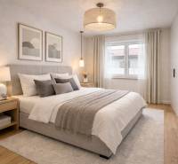 EXKLUZÍVNA SKOLAUDOVANÁ NOVOSTAVBA 4-IZB. RD Z KVALITNÝCH MATERIÁLOV - Svetlá spálňa s veľkou posteľou, nočnými stolíkmi a podlahou s dreveným dekorom v rodinnom dome.