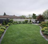 EXKLUZÍVNA SKOLAUDOVANÁ NOVOSTAVBA 4-IZB. RD Z KVALITNÝCH MATERIÁLOV - Udržiavaná záhrada s terasou Rodinného domu vo Veľkom Grobe, bohatá na zeleň a výsadbu.