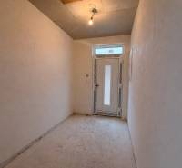 EXKLUZÍVNA SKOLAUDOVANÁ NOVOSTAVBA 4-IZB. RD Z KVALITNÝCH MATERIÁLOV - Chodba v rodinnom dome s jednoduchým osvetlením a plastovými dverami.