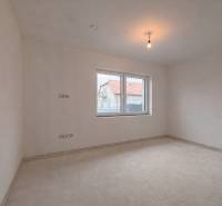 EXKLUZÍVNA SKOLAUDOVANÁ NOVOSTAVBA 4-IZB. RD Z KVALITNÝCH MATERIÁLOV - Priestranná izba v rodinnom dome s oknom s výhľadom na iný dom.