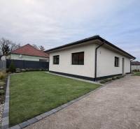 EXKLUZÍVNA SKOLAUDOVANÁ NOVOSTAVBA 4-IZB. RD Z KVALITNÝCH MATERIÁLOV - Rodinný dom vo Veľkom Grobe s trávnikom, štrkovým chodníkom a upravenou záhradou.