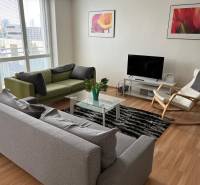 Slnečný 2i byt s balkónmi pri NC Nivy - Svetlá obývacia izba s gaučami, kreslom a televízorom v 2-izbovom byte.