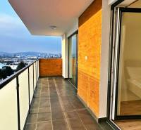 NADŠTANDARDNÝ 3-IZBOVÝ BYT NA PRENÁJOM | Byty Solivarská, Prešov - Balkón 3-izbového bytu s výhľadom na Prešov, Solivarská 14, veľké sklenené dvere.