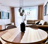 NADŠTANDARDNÝ 3-IZBOVÝ BYT NA PRENÁJOM | Byty Solivarská, Prešov - Obývacia izba v 3-izbovom byte s podlahou s dreveným dekorom a pohodlným gaučom.