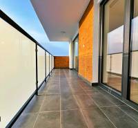 NADŠTANDARDNÝ 3-IZBOVÝ BYT NA PRENÁJOM | Byty Solivarská, Prešov - Bezpečné balkónové zábradlie a tmavá dlažba na balkóne 3-izbového bytu.