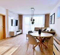 NADŠTANDARDNÝ 3-IZBOVÝ BYT NA PRENÁJOM | Byty Solivarská, Prešov - Obývacia izba v 3-izbovom byte so svetlým nábytkom a podlahou s dreveným dekorom.