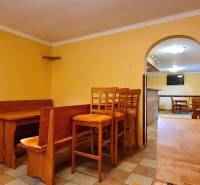 Predaj Domu (obchodného priestoru) v obci Lovča - Interiér rodinného domu s dreveným nábytkom, stoličkami a stolmi v príjemnom prostredí.