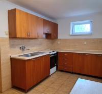 Predaj Domu (obchodného priestoru) v obci Lovča - Kuchyňa s drevenou linkou a jedálenským stolom v Rodinnom dome.