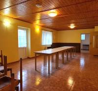 Predaj Domu (obchodného priestoru) v obci Lovča - Interiér rodinného domu s dreveným stropom, stoly a stoličky, veľké okná.