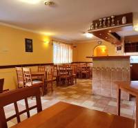 Predaj Domu (obchodného priestoru) v obci Lovča - Jedáleň s dreveným nábytkom a barovým pultom v rodinnom dome.