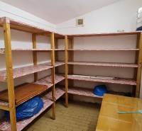 Predaj Domu (obchodného priestoru) v obci Lovča - Úložný priestor s policami a stolom v rodinnom dome.