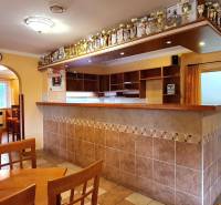 Predaj Domu (obchodného priestoru) v obci Lovča - Barový pult v Rodinnom dome s dreveným sedením a vystavenými trofejami.