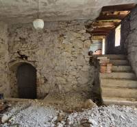 Na predaj dom Lutila, 713 m2 - Kamenné steny rodinného domu s nedokončenými schodiskami a oknami na ulici Nová.