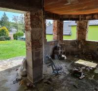 Na predaj dom Lutila, 713 m2 - Stavba na ulici Nová ukazuje rozostavaný rodinný dom s tehlovými stenami.