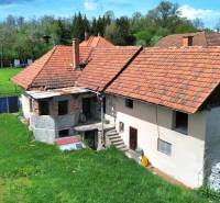 Na predaj dom Lutila, 713 m2 - Rodinný dom s červenou strechou a záhradou na ulici Nová, vidiecke prostredie.