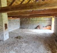 Na predaj dom Lutila, 713 m2 - Neomietnutá miestnosť s dreveným krovom a tehlovým vybavením, na rekonštrukciu rodinného domu.