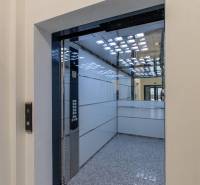 2-izbový byt v novostavbe Diamant Vajnory - Interiér výťahu s nerezovými panelmi a zrkadlom, viditeľné tlačidlá.