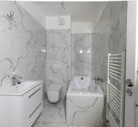 2-izbový byt v novostavbe Diamant Vajnory - Kúpeľňa so stenami v mramorovom dekore, vaňou a umývadlom v 2-izbovom byte.