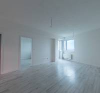 2-izbový byt v novostavbe Diamant Vajnory - Svetlý interiér s podlahou s dreveným dekorom v 2-izbovom byte.