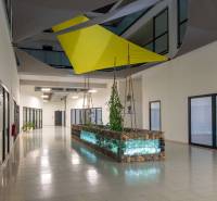 2-izbový byt v novostavbe Diamant Vajnory - Chodba s rastlinami a geometrickými závesmi v 2-izbovom byte.