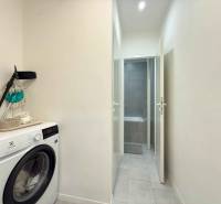 2-izbový byt 45m2 | Sklenárová - Ružinov - Práčka v chodbe 2-izbového bytu s prístupom k kúpeľni.