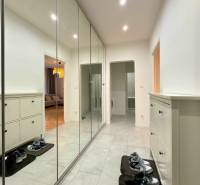 2-izbový byt 45m2 | Sklenárová - Ružinov - Predsieň s veľkou vstavanou skriňou a botníkom v 2-izbovom byte na podlahe s dlažbou.