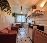 Predaj 3 - izbového bytu v Kuklove !!! - Kuchyňa v 3-izbovom byte s jedálenským kútom, pohovkou a vzorovanou podlahou.