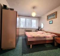 Predaj 3 - izbového bytu v Kuklove !!! - Spálňa v 3-izbovom byte s dvojposteľou, koberec, nábytok a záclony na okne.