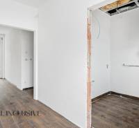 Na predaj 4-izbové novostavby, Veľká Paka - Interiér rodinného domu s podlahou s dreveným dekorom a vykurovacím zariadením.