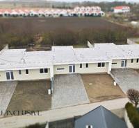 Na predaj 4-izbové novostavby, Veľká Paka - Rodinný dom na Čukárskej Pake vo Veľkej Pake s dvormi a parkovacími miestami.