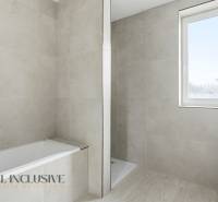 Na predaj 4-izbové novostavby, Veľká Paka - Kúpeľňa v rodinnom dome s vaňou, sprchovým kútom a oknom bez záclon.