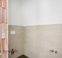 Na predaj 4-izbové novostavby, Veľká Paka - Interiér rodinného domu s neomietnutou tehlovou stenou a obkladom v kúpeľni.