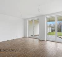 Na predaj 4-izbové novostavby, Veľká Paka - Izba v rodinnom dome s podlahou s dreveným dekorom a francúzskymi oknami.