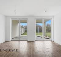 Na predaj 4-izbové novostavby, Veľká Paka - V Rodinnom dome je priestranná miestnosť s veľkými oknami a podlahou s dreveným dekorom.