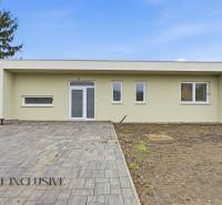 Na predaj 4-izbové novostavby, Veľká Paka - Rodinný dom v Čukárskej Pake, Veľká Paka, s vydláždeným priestorom a nenáročnou záhradou.