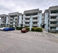 Prenájom 2 izbový byt Trenčín s vlastným parkovaním a terasou - Bytový dom so šedými balkónmi na Halalovke v Trenčíne s parkovacími miestami.