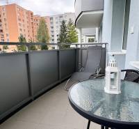 Prenájom 2 izbový byt Trenčín s vlastným parkovaním a terasou - Balkón 2-izbového bytu na Halalovke v Trenčíne, s posedením a ležadlom.