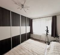 Ponuka na prenájom 2,5 izbový byt Zl. Potok - Spálňa v 2-izbovom byte s veľkou šatníkovou skriňou a cvičebným zariadením.