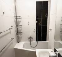 Ponuka na prenájom 2,5 izbový byt Zl. Potok - Kúpeľňa v 2-izbovom byte so sprchovým kútom a bielymi obkladmi.