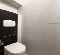 Ponuka na prenájom 2,5 izbový byt Zl. Potok - Toaleta v 2-izbovom byte, s bielymi a čiernymi dlaždicami na stenách.