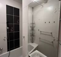 Ponuka na prenájom 2,5 izbový byt Zl. Potok - Kúpeľňa v 2-izbovom byte s vaňou, umývadlom a svetlými obkladačkami.