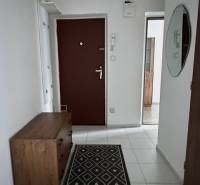 Ponuka na prenájom 2,5 izbový byt Zl. Potok - Chodba v 2-izbovom byte s bielou dlažbou a dreveným vybavením.