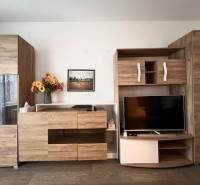 Ponuka na prenájom 2,5 izbový byt Zl. Potok - Obývačka v 2-izbovom byte s podlahou s dreveným dekorom a nábytkom.