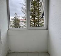 Ponuka na prenájom 2,5 izbový byt Zl. Potok - Balkón s výhľadom v 2-izbovom byte v meste Zvolen, s keramickou dlažbou.