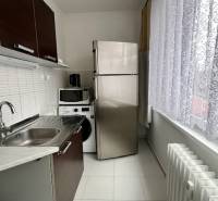 Ponuka na prenájom 2,5 izbový byt Zl. Potok - Kuchyňa v 2-izbovom byte s bielou dlažbou, umývadlom a spotrebičmi.