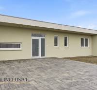 Na predaj 4-izbové novostavby, Veľká Paka - Rodinný dom na Čukárskej Pake vo Veľkej Pake s spevnenou betónovou plochou.