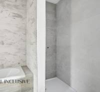 Na predaj 4-izbové novostavby, Veľká Paka - Kúpeľňa v rodinnom dome s vaňou a sprchovacím kútom, svetlé obklady.